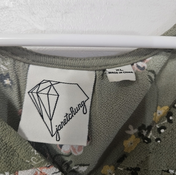 Janetchung Green Floral Tank Top! - Picture 2 of 6